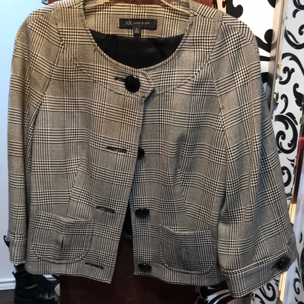 Collarless cropped jacket